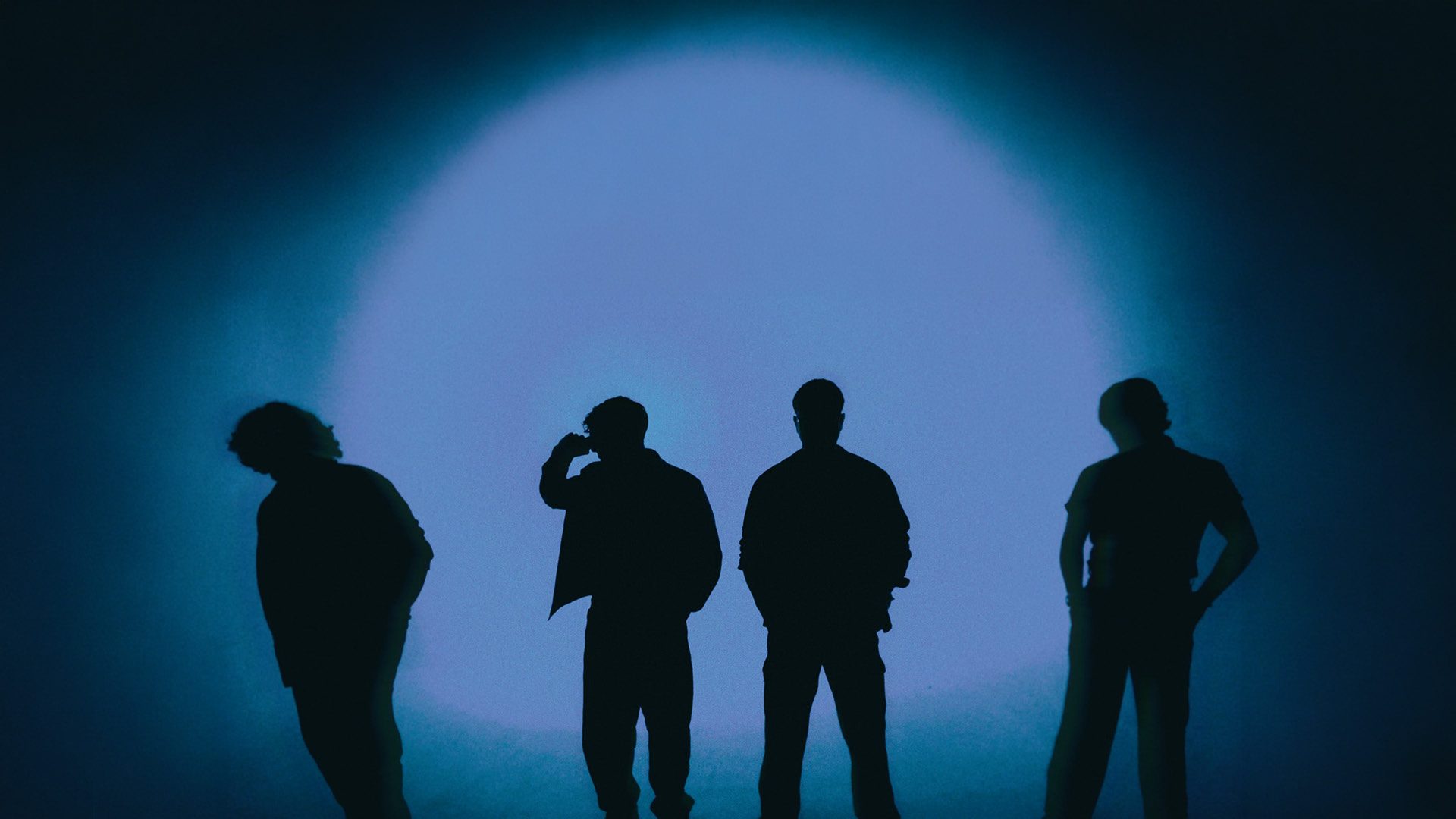 Siluetas bajo el círculo