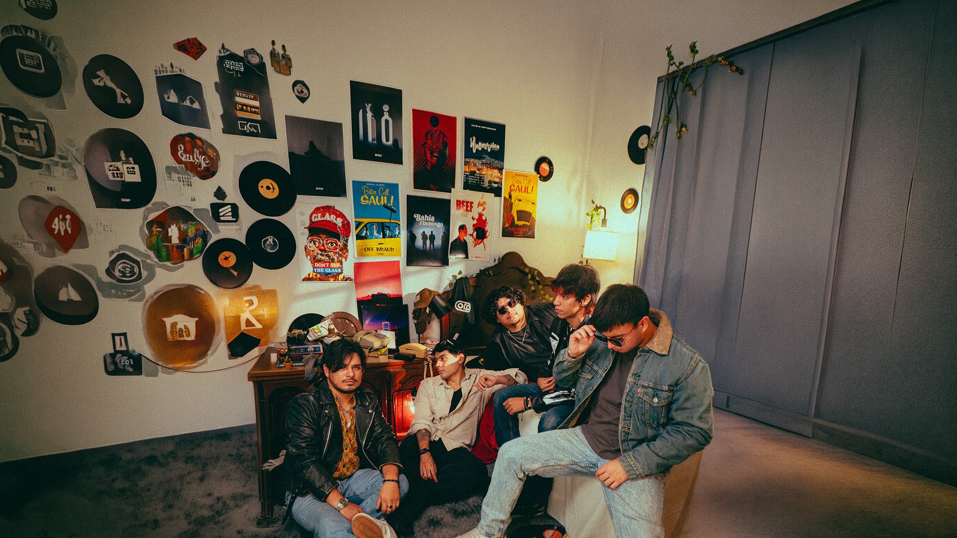 Escena con discos y posters